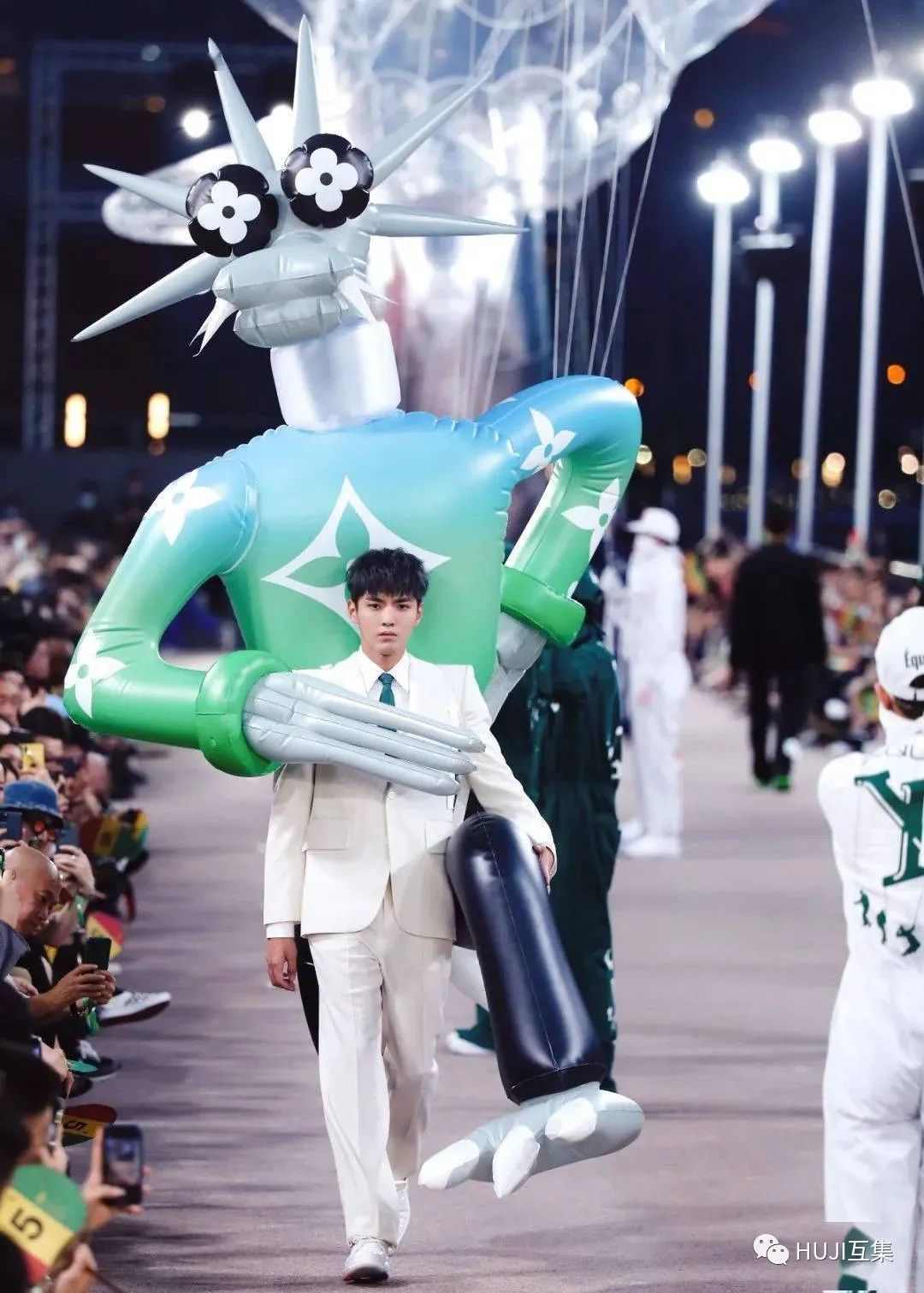 童趣满满的创意魔都时装秀,路易威登与集装箱的故事更精彩!-HUJI互集