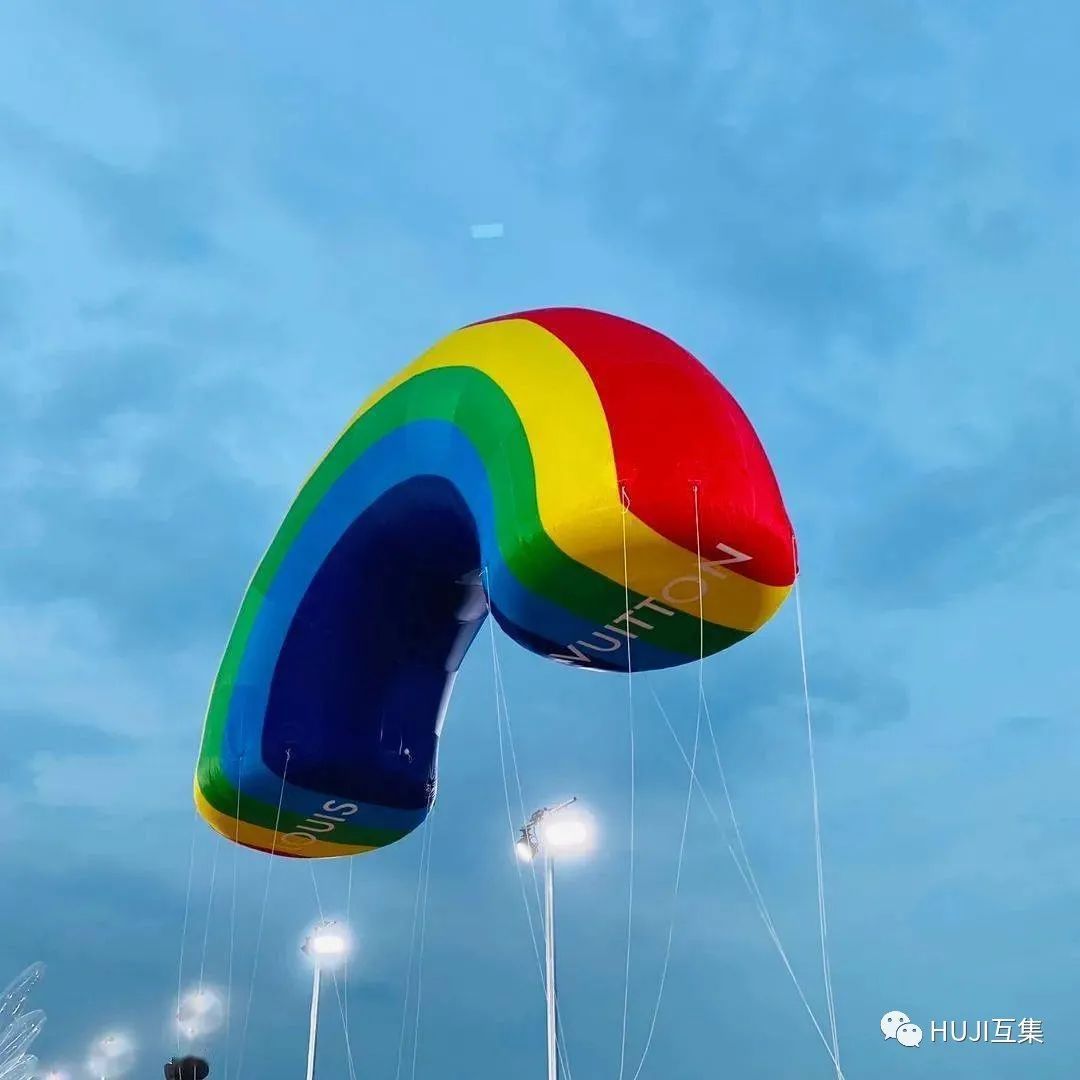 童趣满满的创意魔都时装秀,路易威登与集装箱的故事更精彩!-HUJI互集