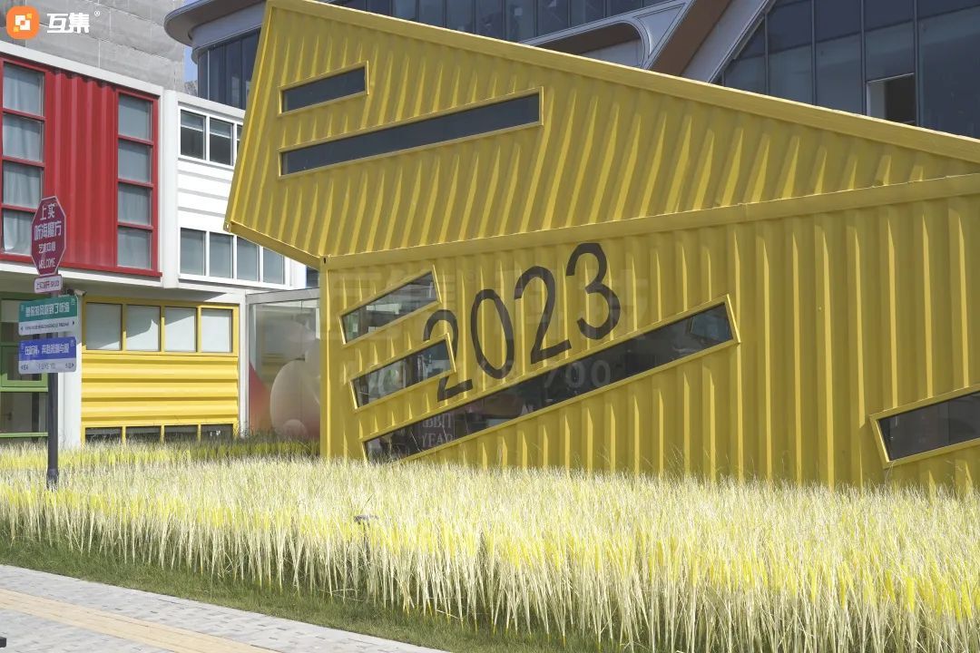 模块化售楼处展厅丨上海临港103地块10项目售楼处——堆叠、组合的城市宝藏盒子 城市街区的宝藏盒子-HUJI互集